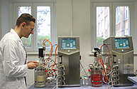 Mann im Labor im Institut für Mikrobiologie der Uniklinik Rostock